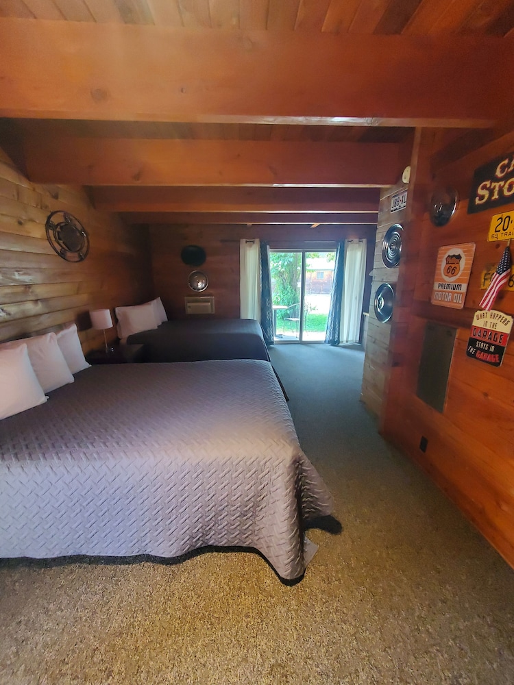 Standard Room, 2 Queen Beds (Pet Friendly)