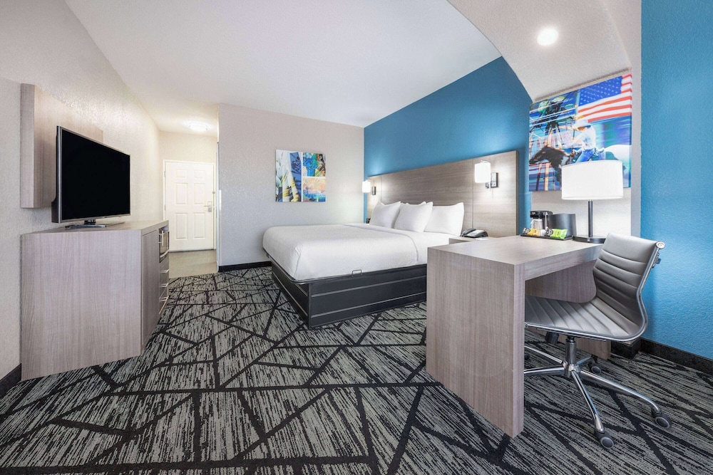 Deluxe Room, 1 King Bed, Non Smoking - Photo 2