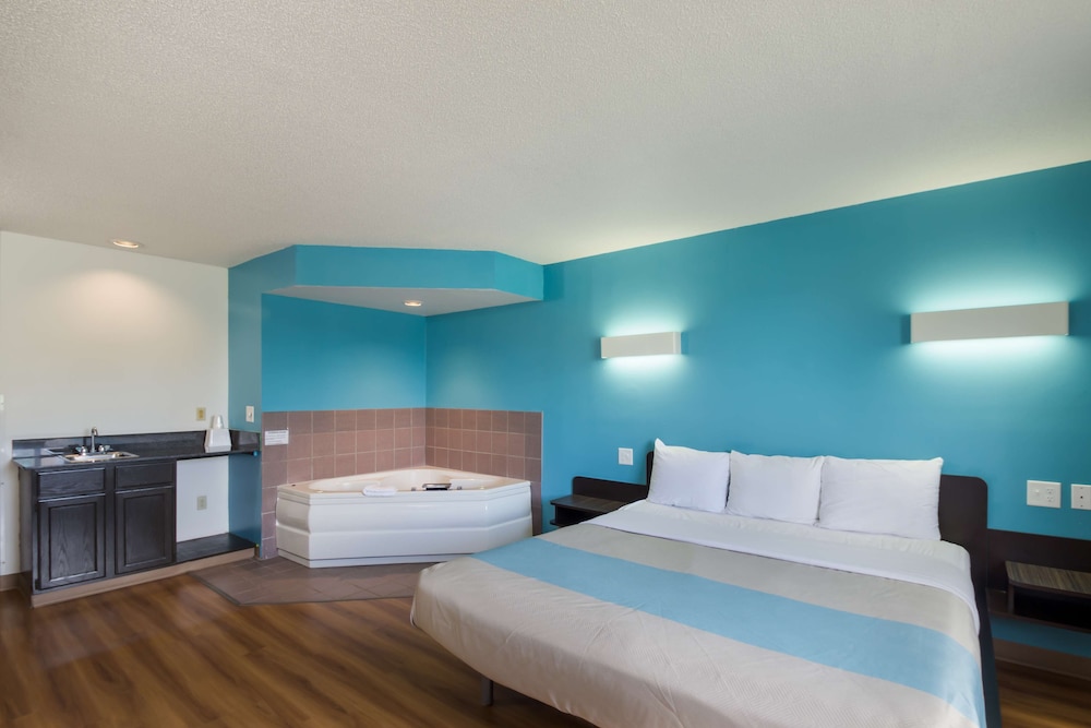 Deluxe Suite, 1 King Bed, Non Smoking, Hot Tub - Photo 1