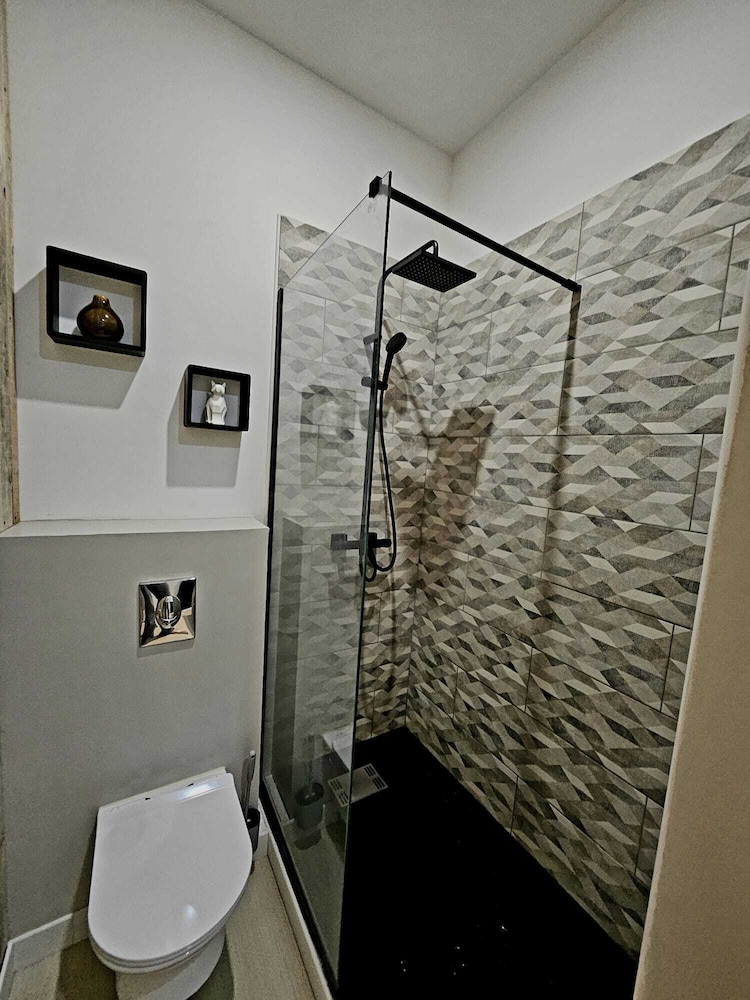 City Apartment, Private Bathroom, Pool View (Suite Curieuse) - Photo 17