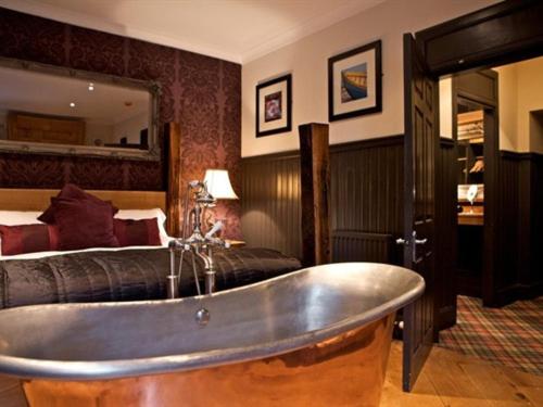 Deluxe King Room - Photo 11