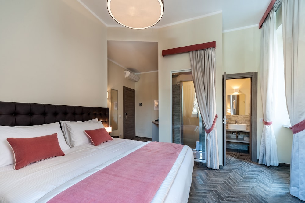 Honeymoon Double Room, Fireplace, City View photo 3