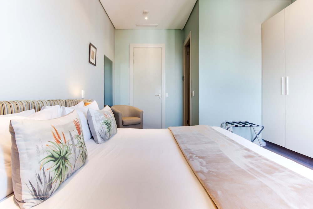 Standard en-suite room, Shower and Bath - Photo 3