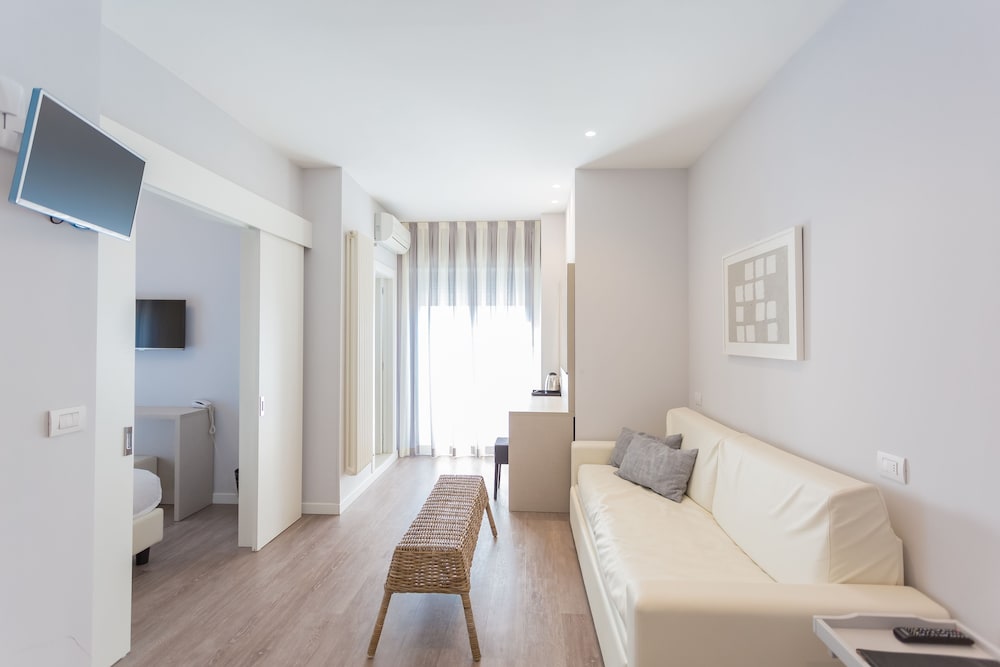 Deluxe Double or Twin Room photo 3