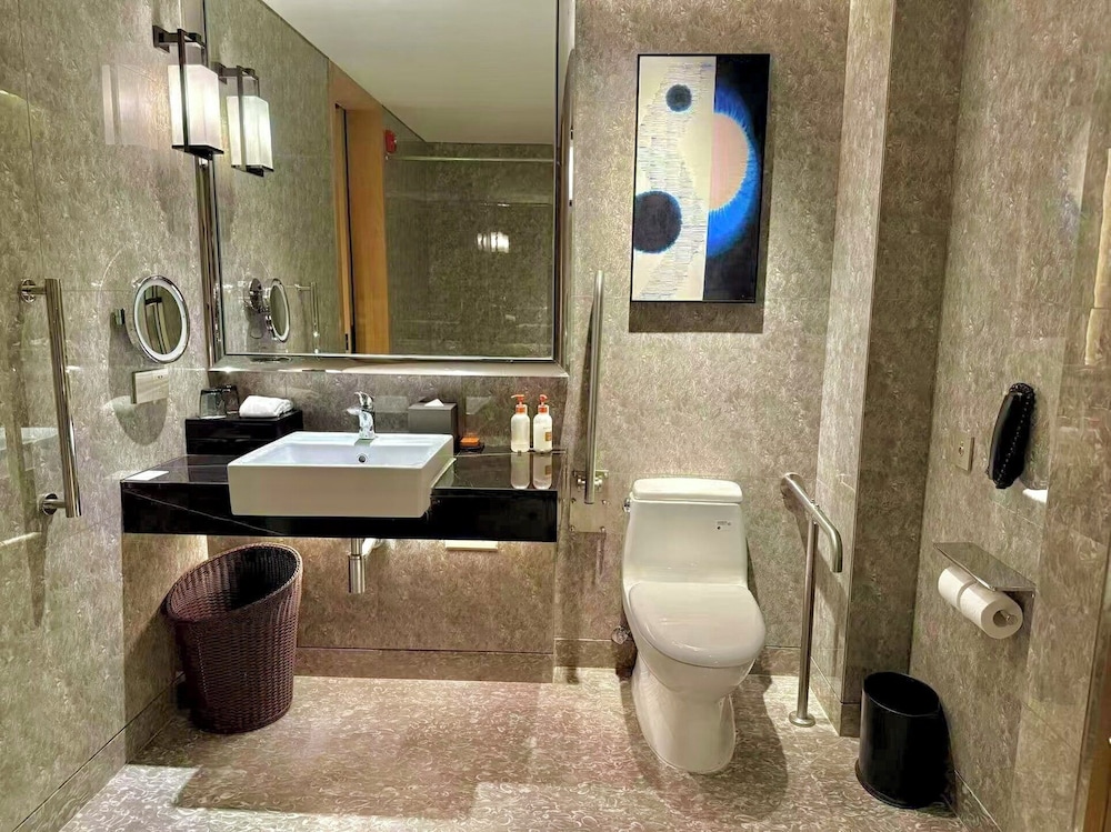 Standard Room, 2 Twin Beds, Accessible thumbnail 5