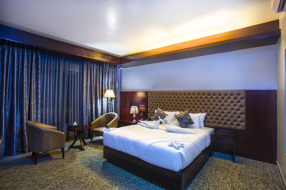 Premier Room, Pool View photo 1