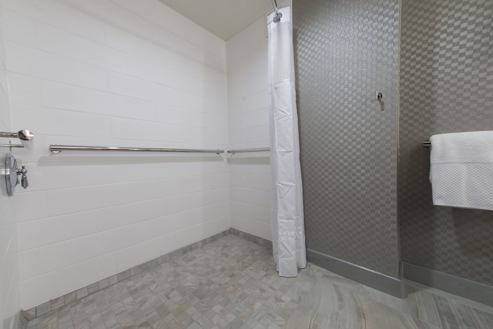 Room, 2 Queen Beds, Accessible, Non Smoking (Roll In Shower) - Photo 5