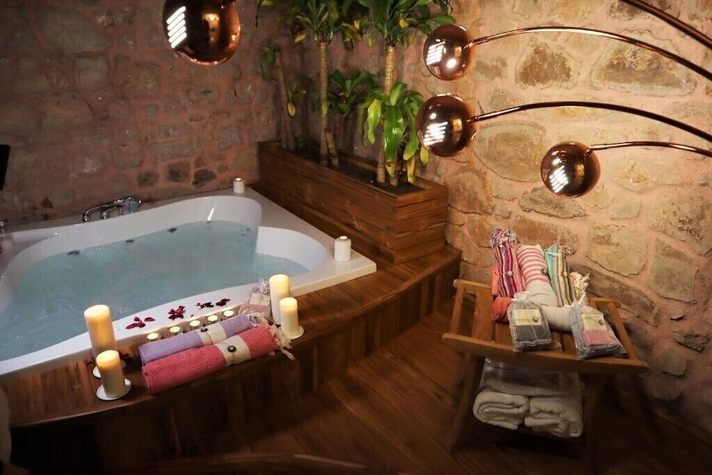 Deluxe Room, Jetted Tub - Photo 2