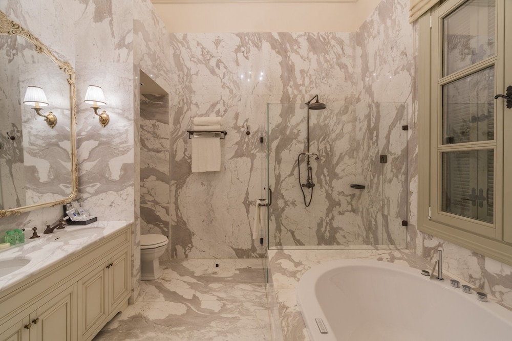 Premium Suite, 1 Queen Bed, Jetted Tub, Sea View photo 3