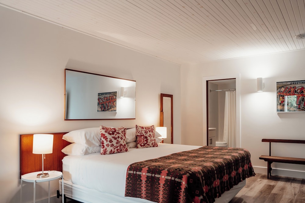 Premium 1 King Bed, Balcony, Fireplace - Photo 1