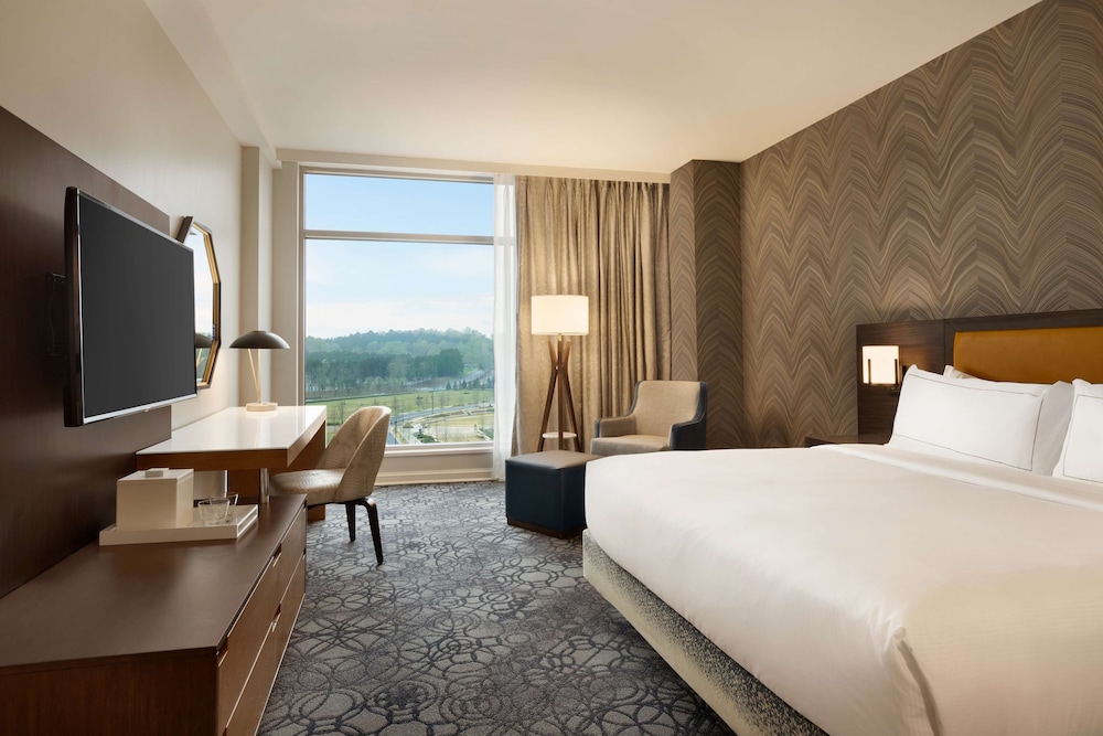 ADA Accessible Executive Room, 1 King Bed, Accessible (Hearing) - Photo 4