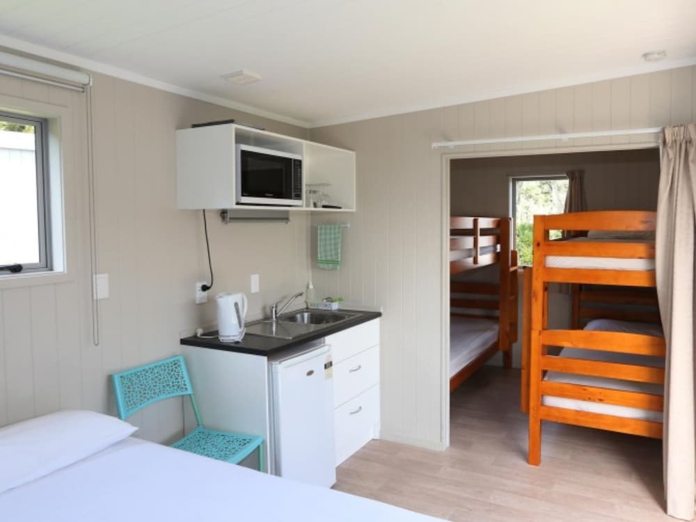Studio Ensuite Cabin -sleeps 6 (Bedding not included) photo 3