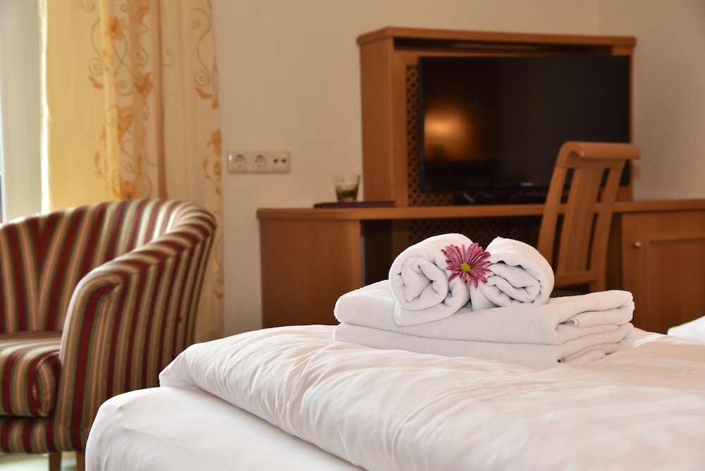 Deluxe Double Room, 1 King Bed with Sofa bed, Balcony, Mountain View photo 3