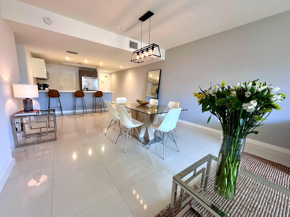 Urban - Two Bedroom Apartment w/Kitchen and Balcony photo 3