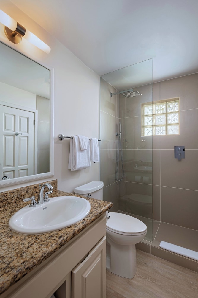 Suite, 3 Bedrooms, Balcony, Oceanfront (Reef House) - Photo 9