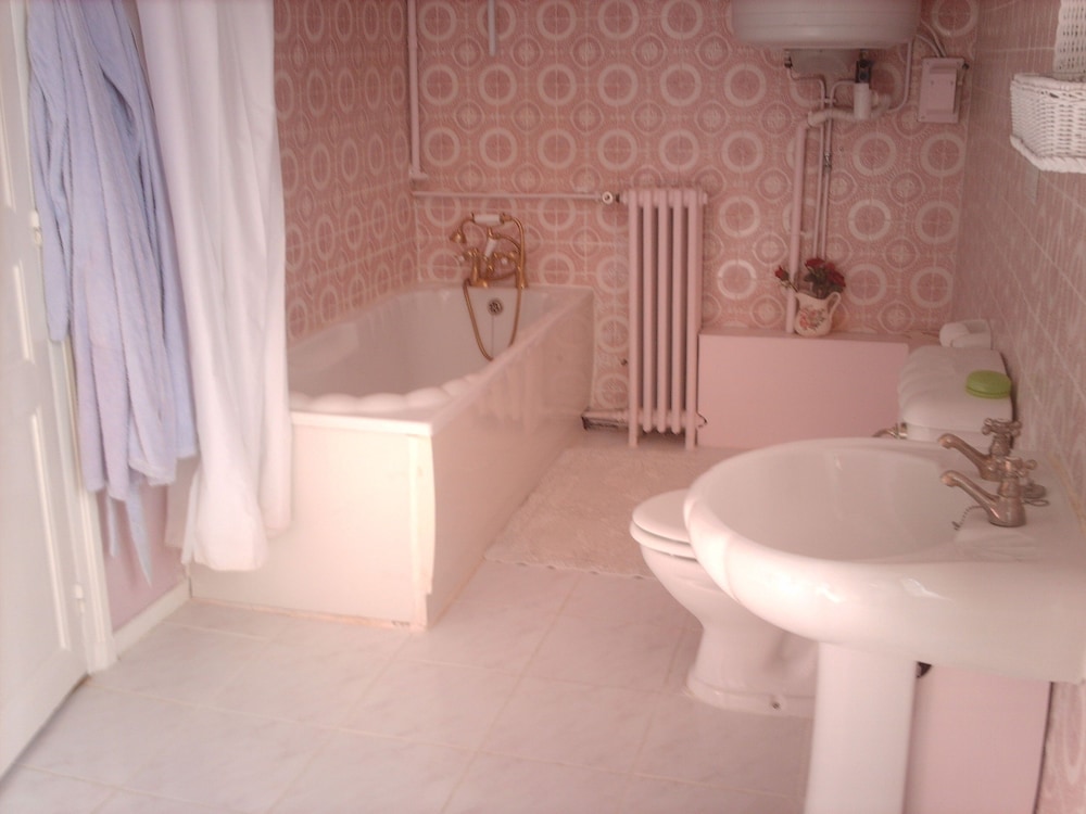 Classic Double Room, 1 Double Bed, Ensuite, Garden View photo 3