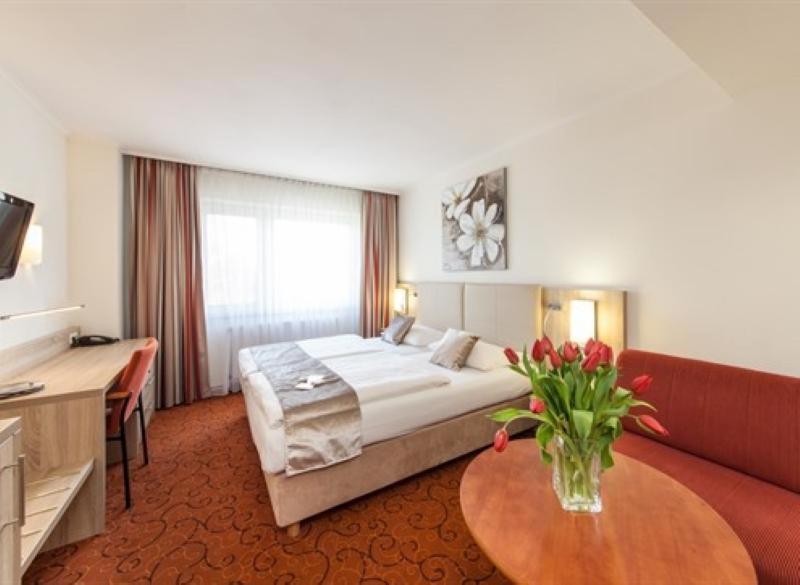 Standard Twin Room with Sofa Bed photo 3