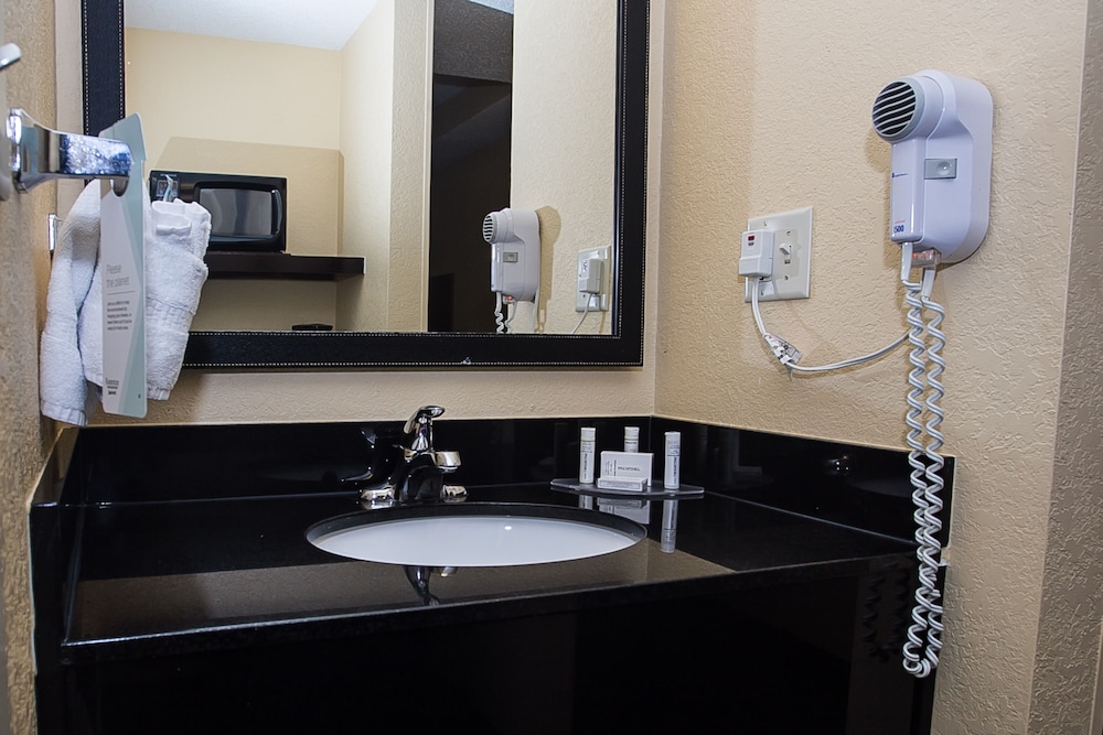 Room, 2 Queen Beds (Mobility/Hearing Accessible, Tub) - Photo 2