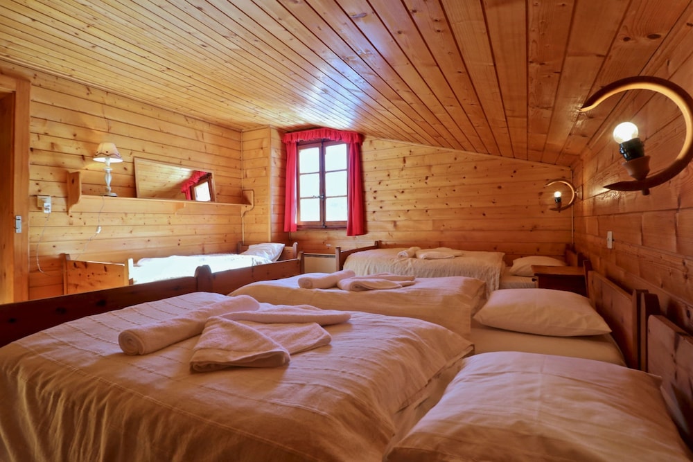 Basic Chalet, Multiple Beds photo 1