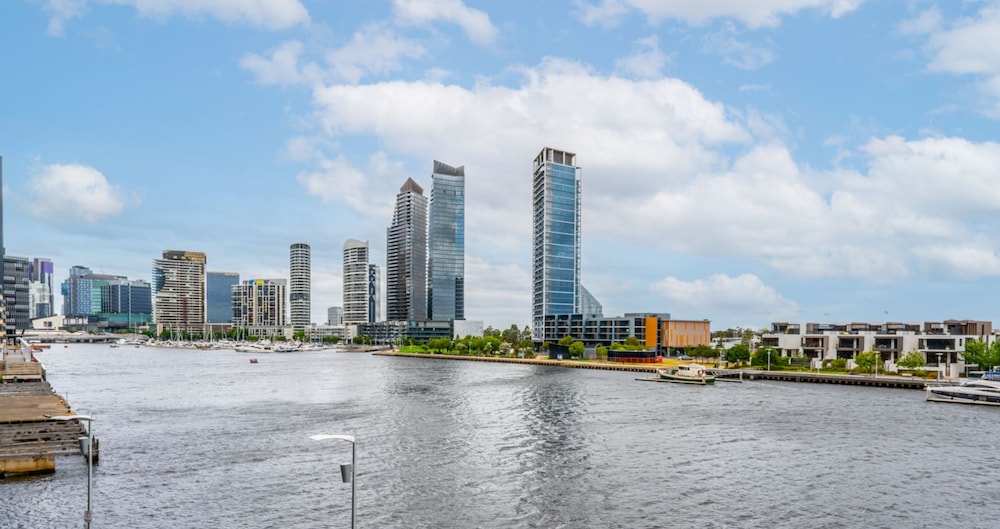1 Bedroom Apartment Absolute Waterfront - Photo 9