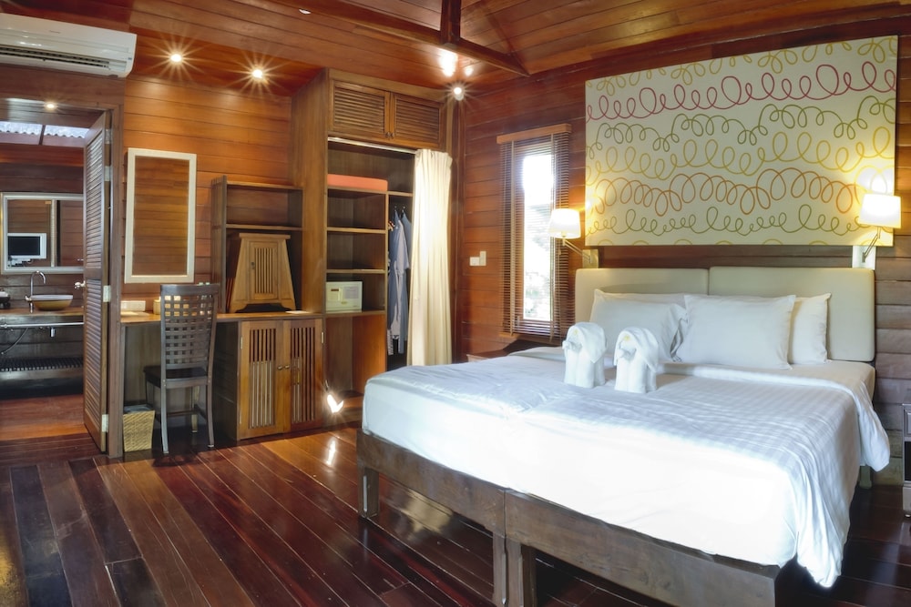 Deluxe (Partial Sea View) photo 3