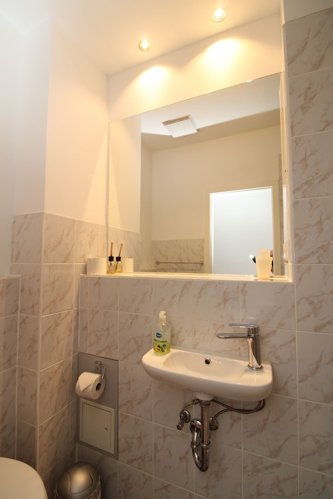 Basic Double Room, Non Smoking - Photo 5