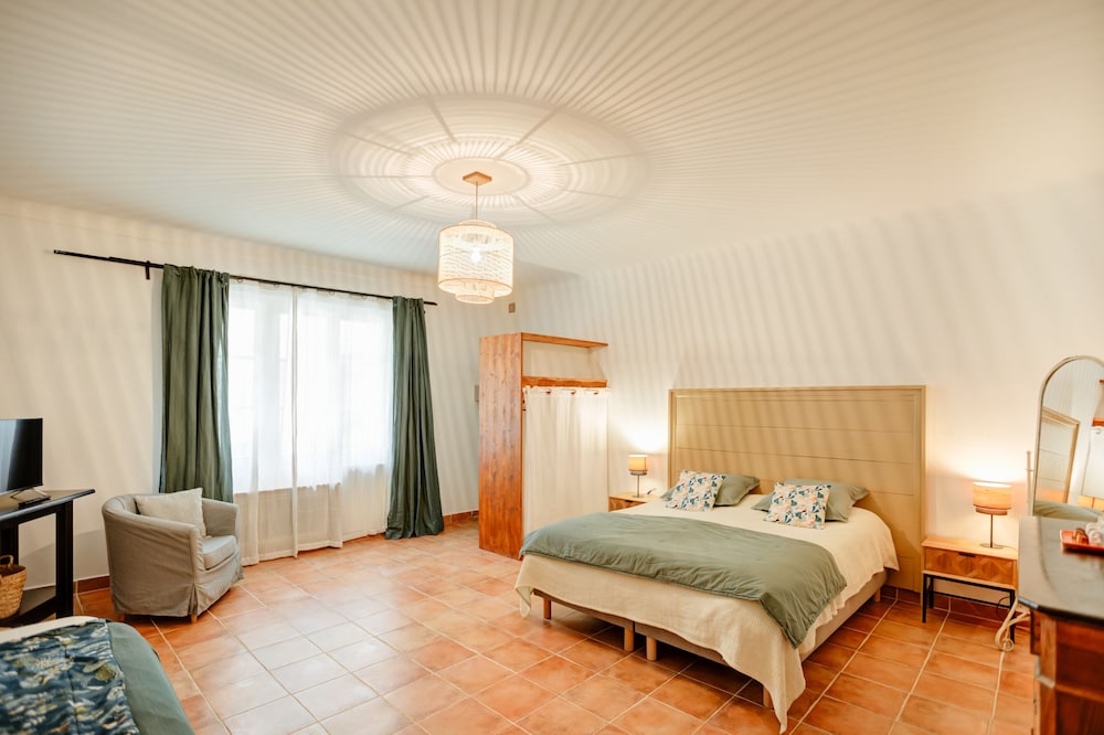 Comfort Triple Room, Ensuite, Courtyard View (Chambre de la Cour)