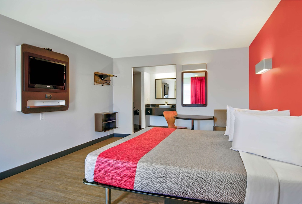 Standard Room, 1 King Bed, Non Smoking - Photo 2