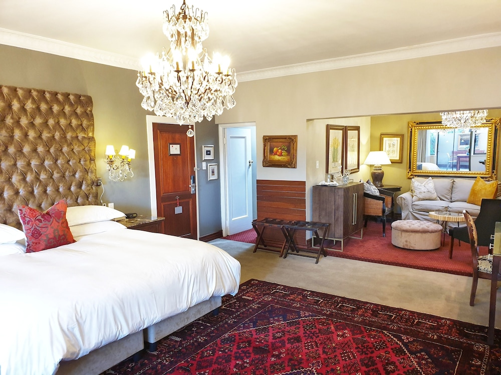 Luxury Suite with Private Jacuzzi - Photo 11