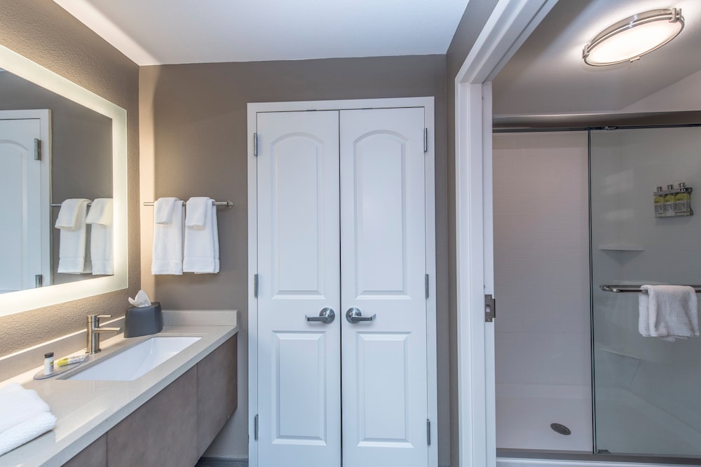 Suite, 2 Bedrooms, Kitchen (Communications) photo 2