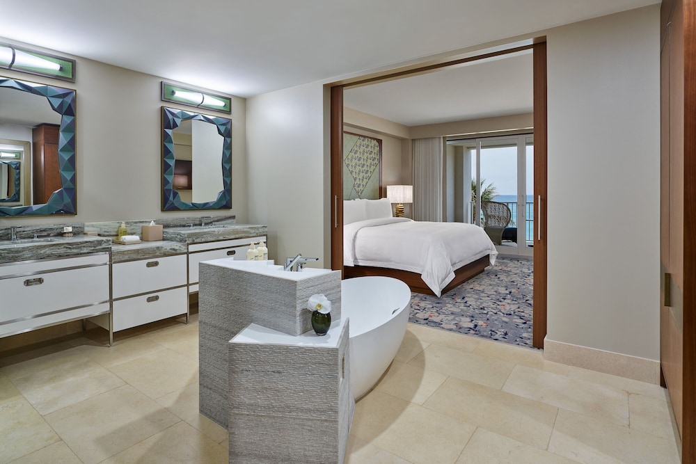 Grand Room, 1 King Bed, Balcony (Oceanfront), photo 6
