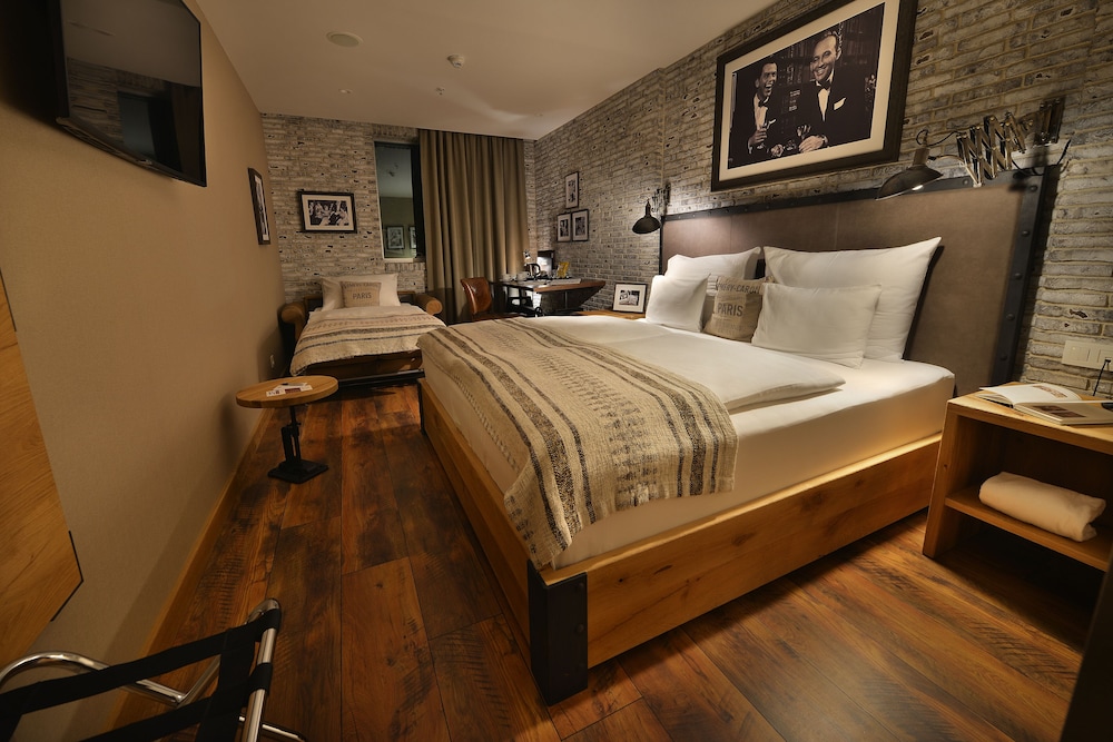 Comfort Triple Room, 1 King Bed with Sofa bed - Photo 1
