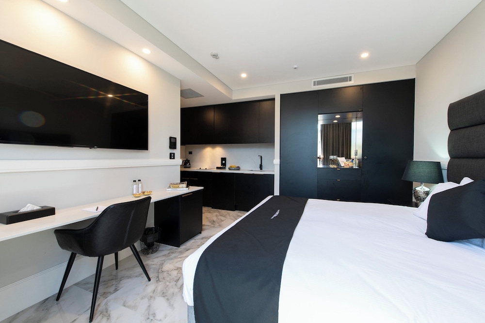 Standard Room, 1 King Bed, Bathtub photo 2