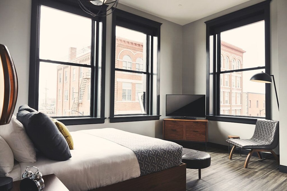 Suite, 1 King Bed (Surveyor) photo 3