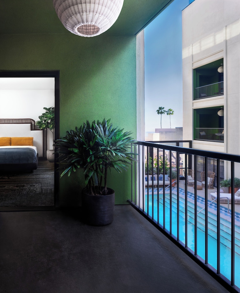 Superior Suite, 1 King Bed (Pool Club Suite)