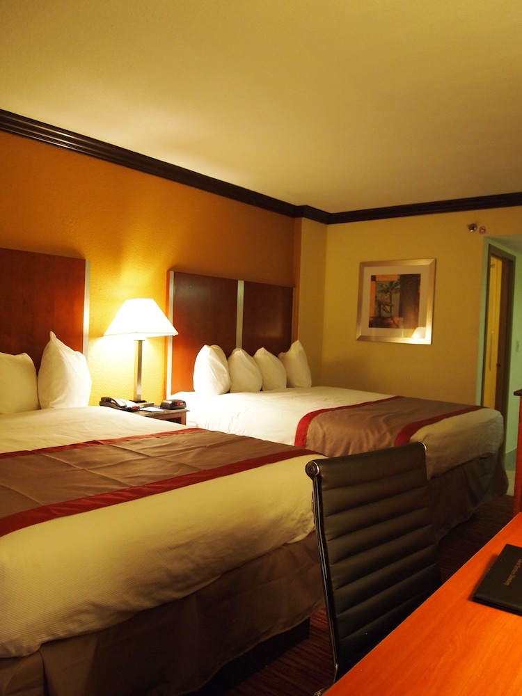 Suite, 2 Queen Beds, Non Smoking, Refrigerator & Microwave (with Sofabed) - Photo 2