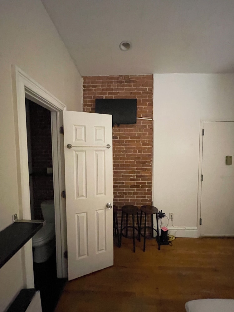 Basic apartment no window photo 3