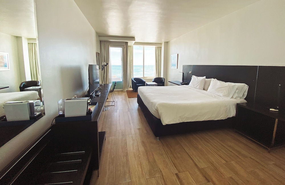 Studio Suite, 1 King Bed, Ocean View photo 2