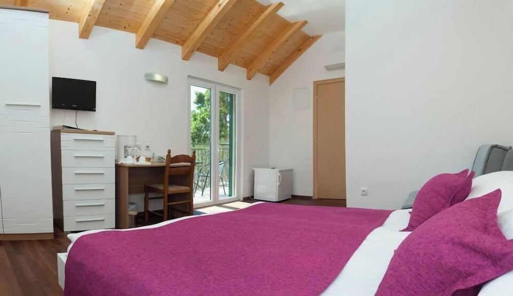 Classic Room, 1 Queen Bed, Pool View, Annex Building