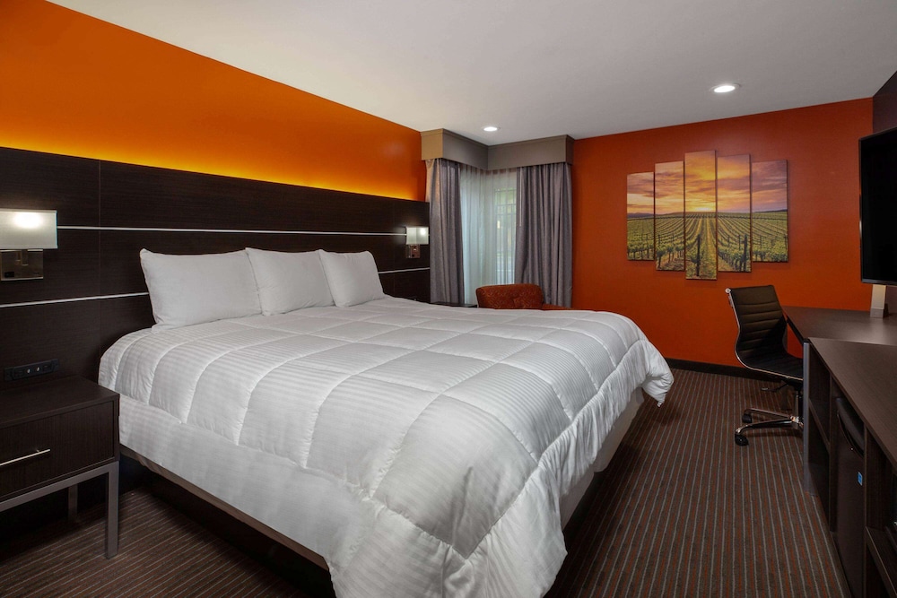 Standard Room, 1 King Bed - Photo 1