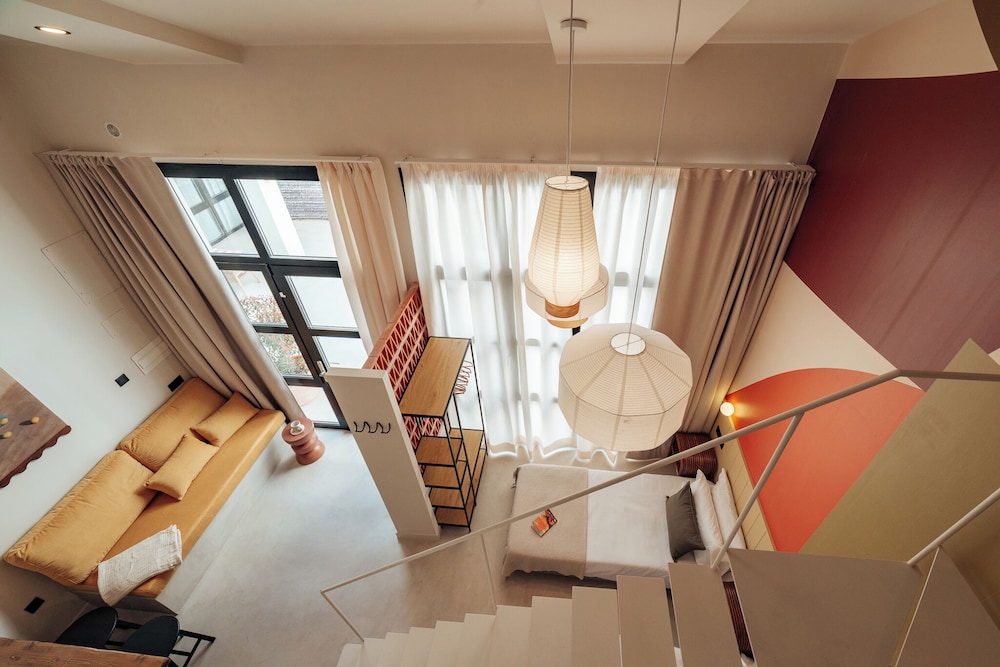 Duplex, Courtyard View (Loft 8)