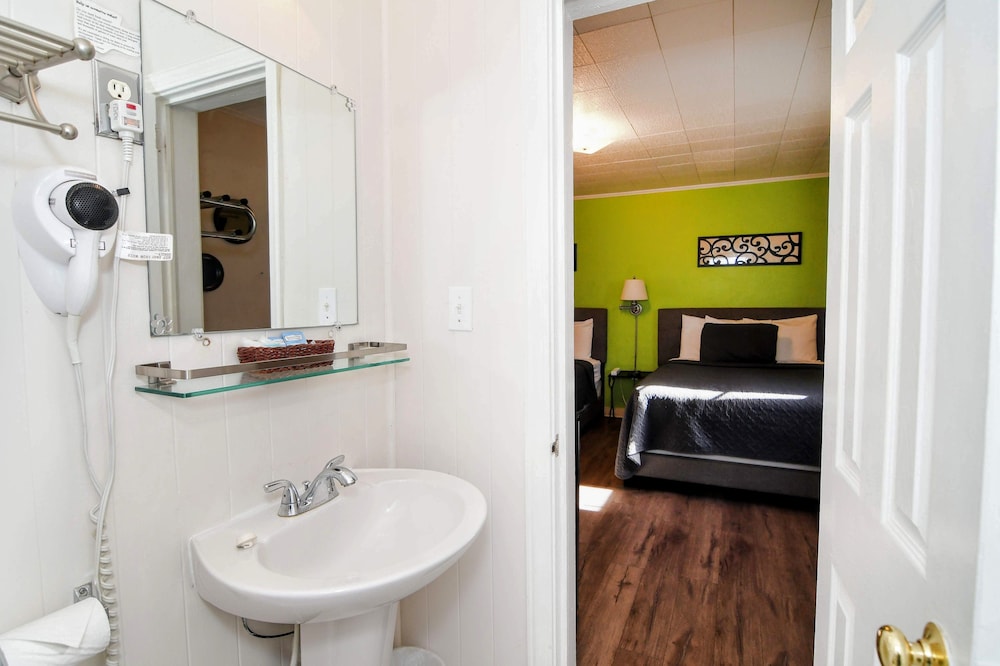Standard Quadruple Room, Ensuite (Double Queen) photo 3