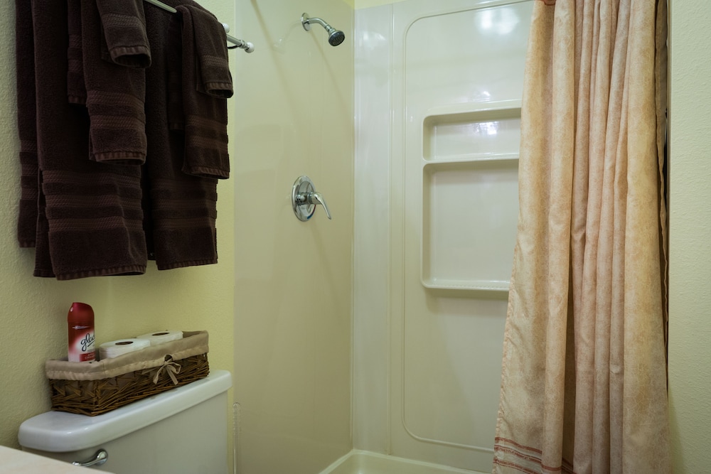 3. Mt. Yale Room photo 3