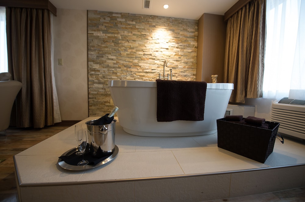 Suite, 1 King Bed, Non Smoking - Photo 2