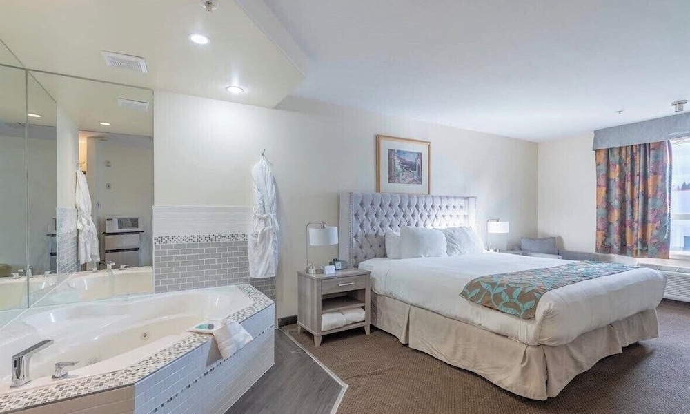 Jacuzzi King Suite photo 3