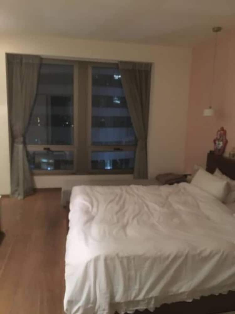 City Apartment, 2 Bedrooms photo 3