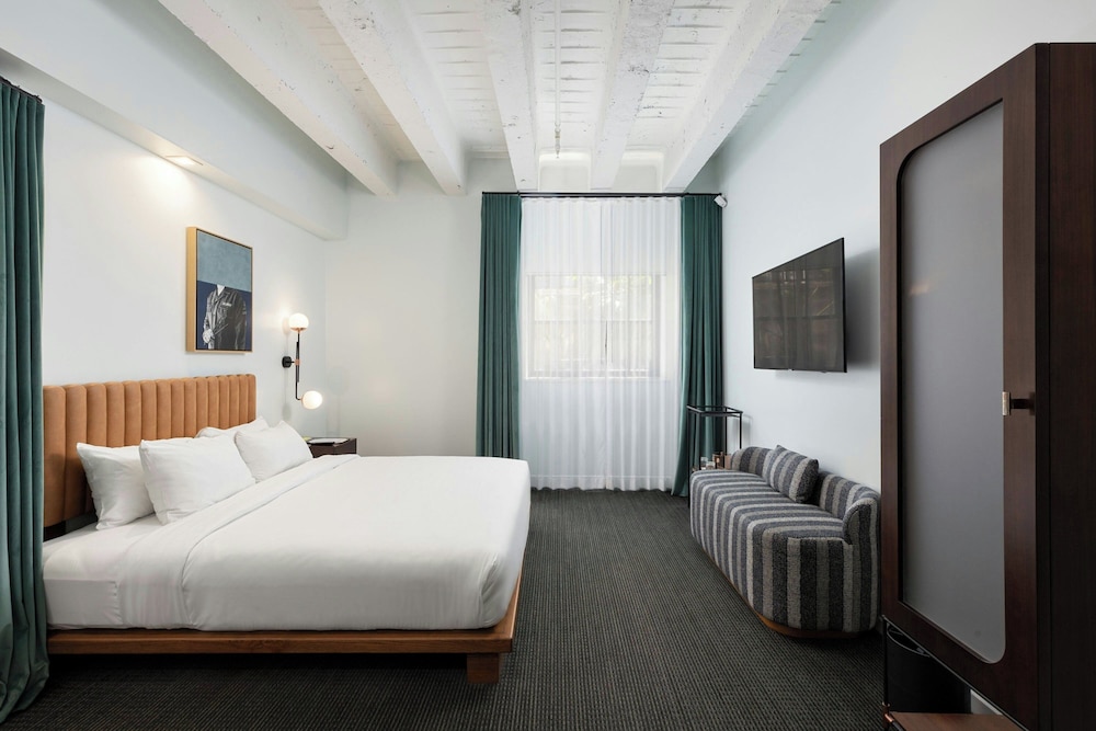 City Level Below Ground, 1 King Bed, Non Smoking (Hearing Accessible) photo 1