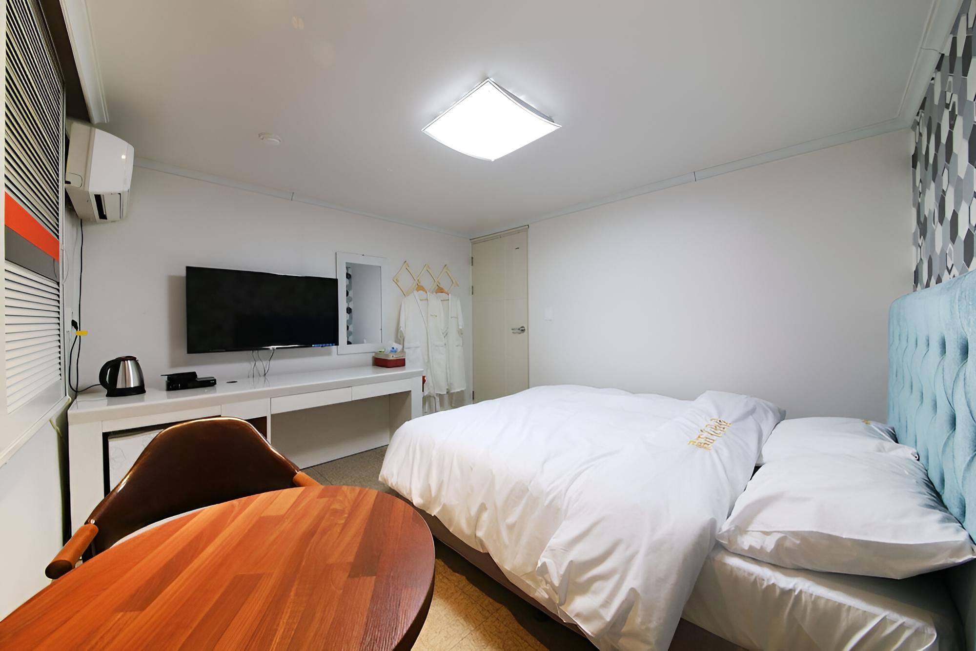 Room (Standard Room) - Photo 1
