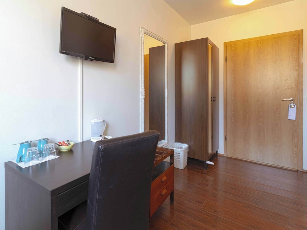 Standard Double or Twin Room, Private Bathroom photo 3
