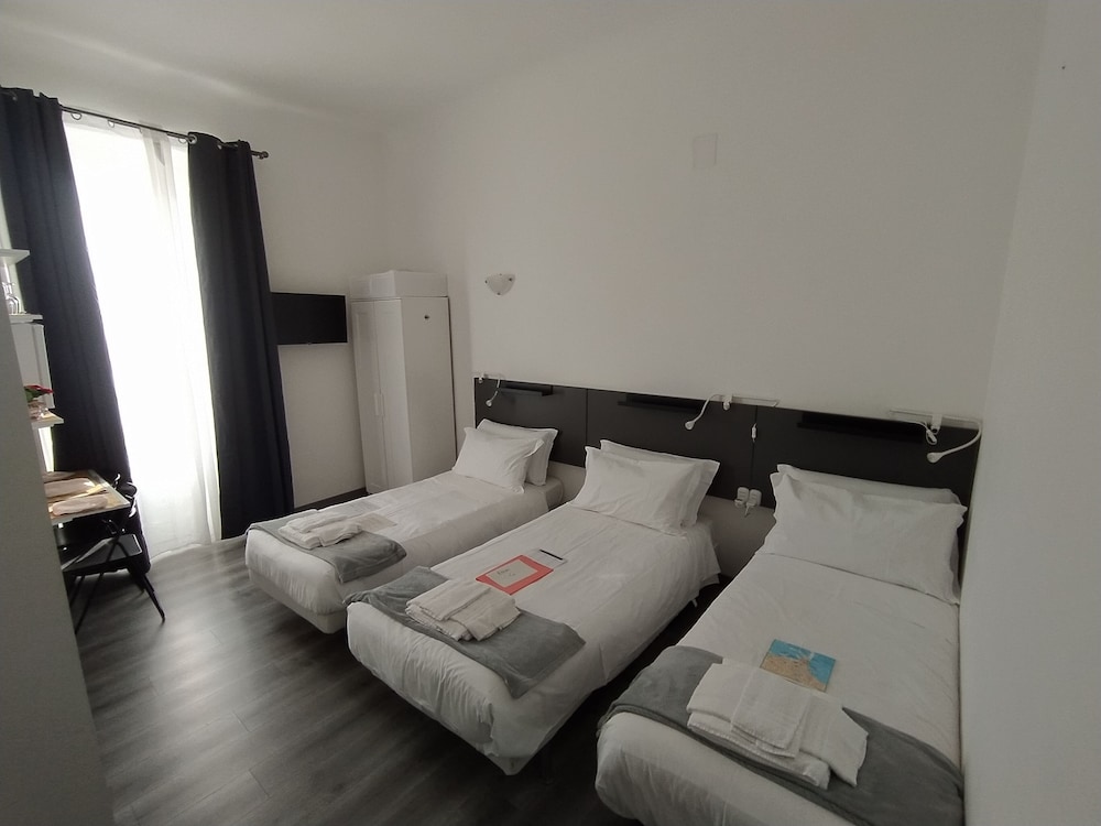 Deluxe Triple Room, Private Bathroom, City View photo 1